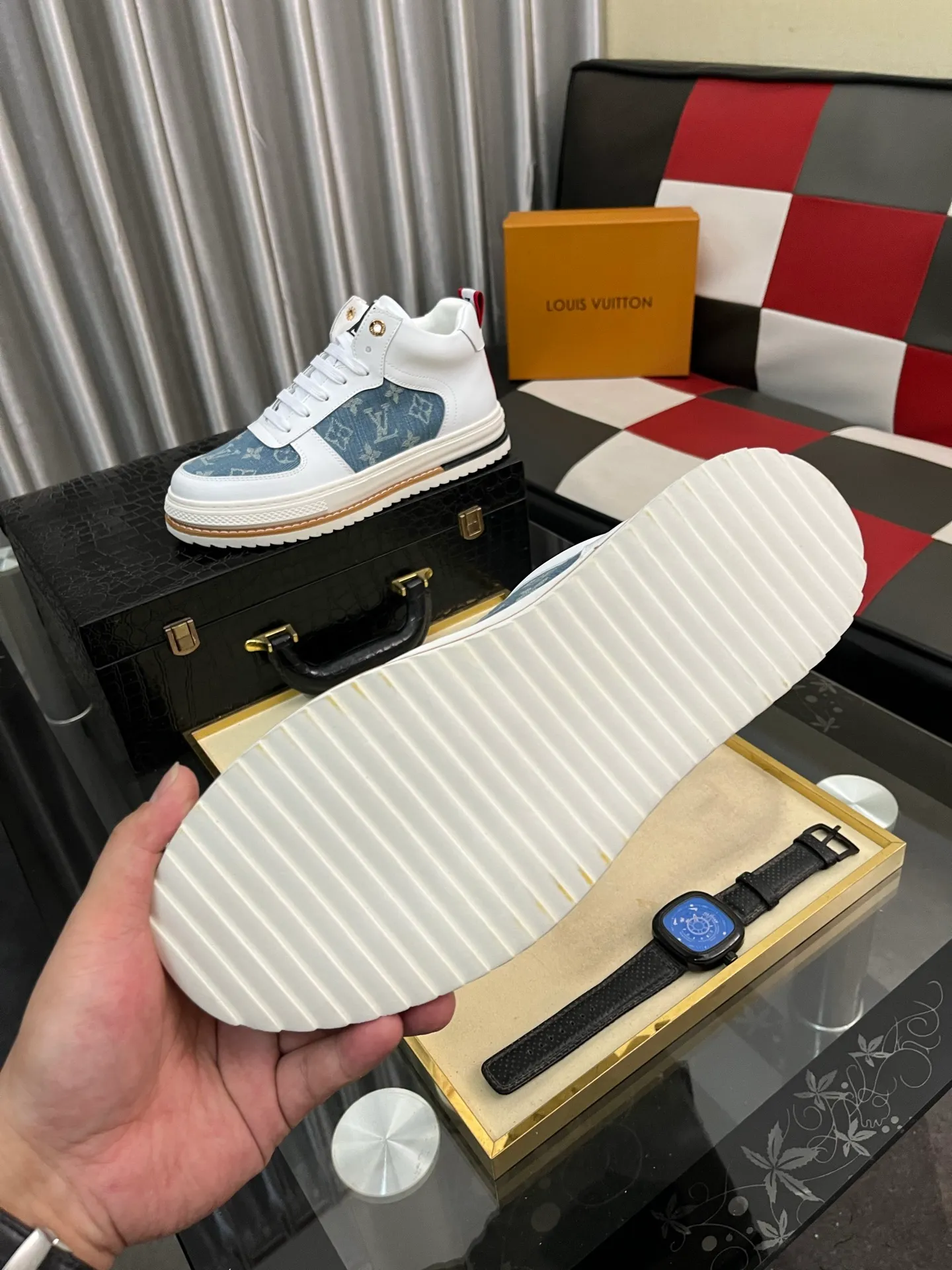 Ex-factory price: 420⌚️⌚️《Louis vuitton/LV Louis Vuitton》original quality.~ Unique modern style sneakers. 🏃A must-have casual shoe for trendy men😍😍 Original brand imported from Italy, imported original leather, cowhide lining (refuses to discolor and grind feet) sole: original sole provided by the original factory, French lazy style design ⚠️Fit to the feet, original quality, super comfortable original sole. Code number: 38-442️⃣Colors available